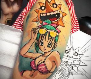 Фото тату Бульмы в бикини из аниме Dragon Ball на руке. Яркий и красочный рисунок с использованием насыщенных цветов.