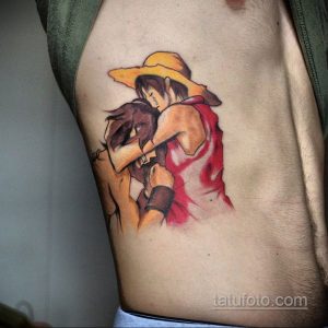 Фото тату Луффи и Эйса из аниме One Piece на боку. Яркий и красочный рисунок, передающий сильные эмоции.