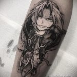 Фото тату Эдварда Элрика из аниме Fullmetal Alchemist на руке. Детализированный черно-белый рисунок с использованием техники дотворк.