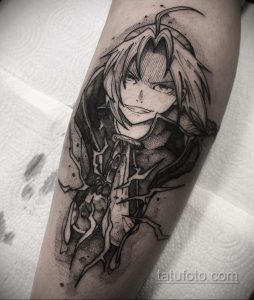 Фото тату Эдварда Элрика из аниме Fullmetal Alchemist на руке. Детализированный черно-белый рисунок с использованием техники дотворк.
