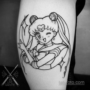 Фото тату на предплечье с изображением Sailor Moon в минималистичном стиле. Черно-белый рисунок с четкими линиями и узнаваемым силуэтом.