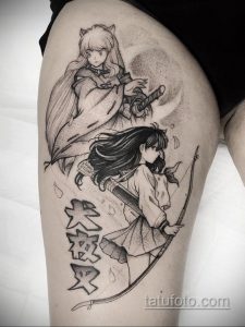 Фото тату на бедре с изображением персонажей Inuyasha и Kikyo из аниме. Детализированный черно-белый рисунок с луком, стрелами и полной луной.