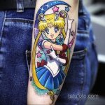 Фото тату на предплечье с изображением Sailor Moon в ярких цветах и окруженной звездами. Детализированный рисунок в стиле аниме, передающий волшебную атмосферу.
