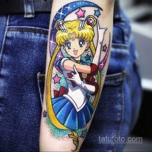 Фото тату на предплечье с изображением Sailor Moon в ярких цветах и окруженной звездами. Детализированный рисунок в стиле аниме, передающий волшебную атмосферу.