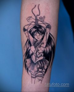 Черно-белое фото тату на предплечье с изображением Sailor Moon, связанной веревками. Детализированный рисунок в стиле аниме, подчеркивающий хрупкость и силу.