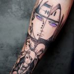 Фото черно-белой татуировки Пейна из аниме Naruto на руке. Детализированный рисунок с изображением персонажа и его риннегана.