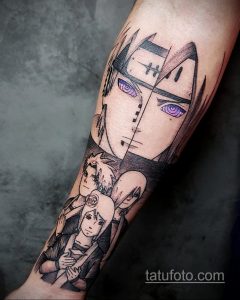 Фото черно-белой татуировки Пейна из аниме Naruto на руке. Детализированный рисунок с изображением персонажа и его риннегана.