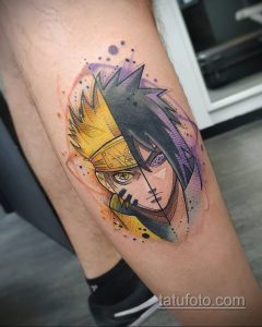 Фото акварельной татуировки Наруто и Саске из аниме Naruto на икре. Яркий рисунок с использованием синего, желтого и фиолетового цветов.