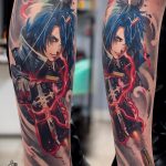 Фото татуировки Заэля из Final Fantasy на руке. Детализированный рисунок с использованием ярких цветов и динамичных линий.