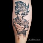 Фото татуировки Гоку Блэка из Dragon Ball Super на икре. Черно-белый рисунок с использованием штриховки и брызг.