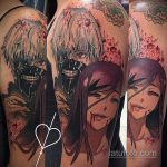 Фото татуировки Канеки и Тоуки из аниме Tokyo Ghoul на плече. Детализированный рисунок с использованием красного, черного и серого цветов.