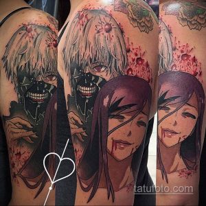 Фото татуировки Канеки и Тоуки из аниме Tokyo Ghoul на плече. Детализированный рисунок с использованием красного, черного и серого цветов.
