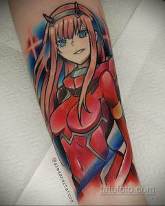 Фото тату Даки из аниме Darling in the Franxx на руке. Яркий и красочный рисунок с детализированными волосами и глазами.