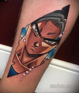 Фото тату Итачи Учиха из аниме Naruto на руке. Рисунок выполнен в ярких цветах с использованием геометрических фигур.