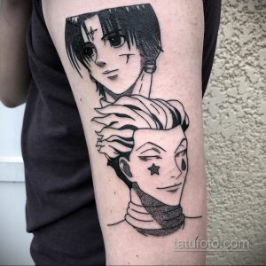 Фото тату Курапики и Леорио из аниме Hunter x Hunter на руке. Черно-белый рисунок с детализированными лицами персонажей.