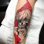 Фото тату Кен Канеки из аниме Tokyo Ghoul на руке. Черно-белый рисунок с использованием геометрических фигур.