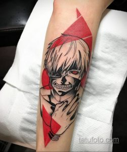 Фото тату Кен Канеки из аниме Tokyo Ghoul на руке. Черно-белый рисунок с использованием геометрических фигур.