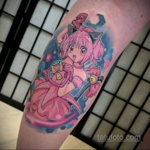 Фото тату Мадоки Канадзе из аниме Madoka Magica на руке. Яркий и красочный рисунок с использованием пастельных тонов.
