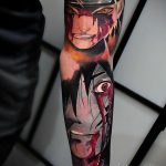 Фото тату Наруто Узумаки из аниме Naruto на руке. Рисунок разделен на две половины, изображающие разные состояния персонажа.