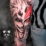 Фото тату Ичиго Куросаки из аниме Bleach на руке. Детализированный рисунок с использованием черного, красного и серого цветов.