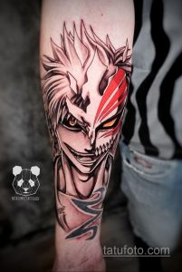 Фото тату Ичиго Куросаки из аниме Bleach на руке. Детализированный рисунок с использованием черного, красного и серого цветов.