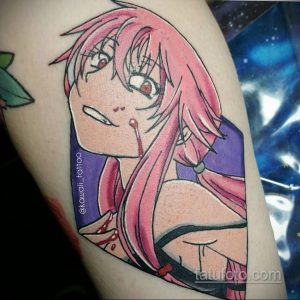 Фото тату Юки из Mirai Nikki на руке. Яркий и красочный рисунок с акцентом на выразительные глаза и розовые волосы.