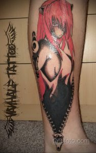 Фото тату Юки из аниме Mirai Nikki на предплечье. Детализированный рисунок с использованием черного, красного и розового цветов.