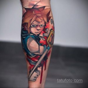 Фото тату на ноге с изображением Соры из Kingdom Hearts. Яркий и красочный рисунок с динамичной позой и ключом-клинком.