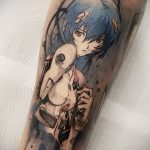 Фото татуировки на руке с изображением Аски Лэнгли Сорью из аниме Neon Genesis Evangelion. Яркие цвета, детализированная прорисовка и динамичная поза.
