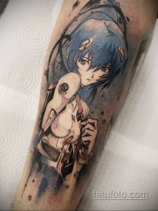 Фото татуировки на руке с изображением Аски Лэнгли Сорью из аниме Neon Genesis Evangelion. Яркие цвета, детализированная прорисовка и динамичная поза.