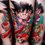 Фото татуировки на ноге с изображением персонажей из Dragon Ball Z и Super Mario. Яркие цвета, детализированная прорисовка и игривая композиция.