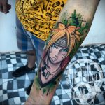 Фото татуировки на руке с изображением Наруто Узумаки из аниме Naruto. Яркие цвета, динамичная поза и детализированная прорисовка.