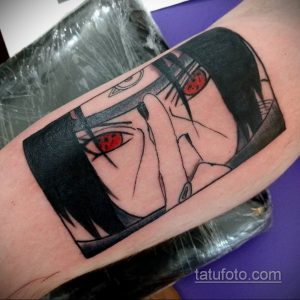Фото татуировки на руке с изображением Итачи Учиха из аниме Naruto. Черно-белый рисунок с акцентом на глаза и детали лица.