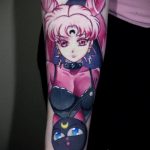 Фото татуировки на руке с изображением Принцессы Серенити из аниме Sailor Moon. Пастельные тона, детальная прорисовка и романтичный образ.