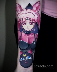 Фото татуировки на руке с изображением Принцессы Серенити из аниме Sailor Moon. Пастельные тона, детальная прорисовка и романтичный образ.