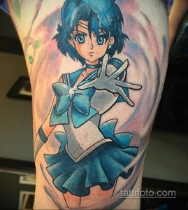 Фото татуировки на руке с изображением Мини-Лунной Воительницы из аниме Sailor Moon. Яркие цвета, детальная прорисовка и динамичная поза.