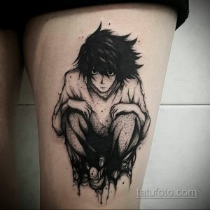 Черно-белое фото тату с изображением персонажа L из аниме Death Note на бедре. Детализированный рисунок в стиле манга с использованием точечной техники.
