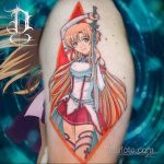 Фото тату на плече: героиня аниме Асуна из Sword Art Online в боевой позе, с мечом в руке. Яркие цвета и детализированная прорисовка.