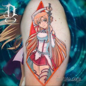 Фото тату на плече: героиня аниме Асуна из Sword Art Online в боевой позе, с мечом в руке. Яркие цвета и детализированная прорисовка.