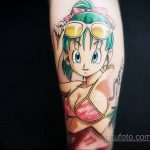 Фото тату: цветная татуировка в стиле аниме с изображением Бульмы из Dragon Ball в купальнике. Детализированный рисунок, яркие цвета.