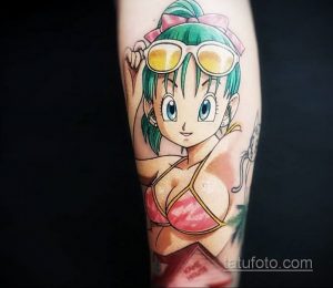 Фото тату: цветная татуировка в стиле аниме с изображением Бульмы из Dragon Ball в купальнике. Детализированный рисунок, яркие цвета.