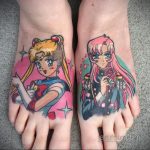 Фото тату: цветные татуировки в стиле аниме на обеих стопах с изображением Sailor Moon и Sailor Mars. Детализированные рисунки, яркие цвета.