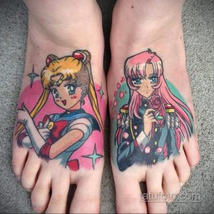 Фото тату: цветные татуировки в стиле аниме на обеих стопах с изображением Sailor Moon и Sailor Mars. Детализированные рисунки, яркие цвета.