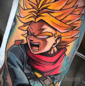 Фото тату на руке с изображением Транкса из Dragon Ball Z в момент трансформации, с яркими волосами и выразительным лицом.