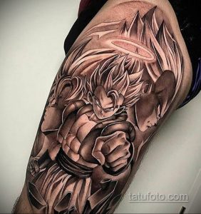 Фото тату с изображением Гоку и Веджеты из аниме Dragon Ball Z в боевой позе, выполненное в черно-белом стиле на руке.