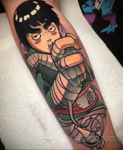Фото тату с изображением Rock Lee из аниме Naruto в боевой позе, выполненное в ярких цветах на руке.