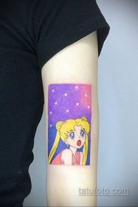 Фото тату с изображением Sailor Moon на фоне звездного неба, выполненное в ярких цветах на руке.