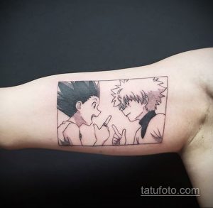 Фото татуировки на предплечье с изображением Хисоки и Гону из аниме Hunter x Hunter. Черно-белая графика, детализированная проработка и динамичная композиция.