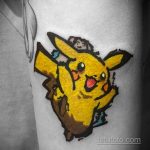Фото небольшой татуировки на руке с изображением Пикачу из аниме Pokemon. Яркие цвета, четкие контуры и милый дизайн.