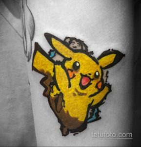 Фото небольшой татуировки на руке с изображением Пикачу из аниме Pokemon. Яркие цвета, четкие контуры и милый дизайн.